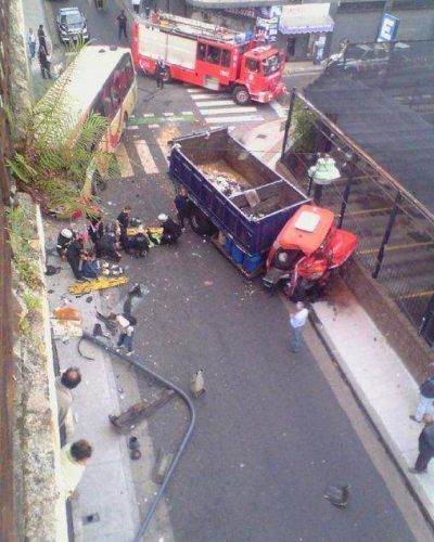 Fuerte choque entre un colectivo y un cami�n deja al menos 24 heridos