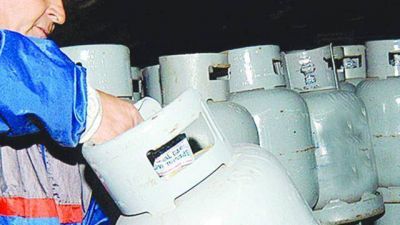 Reanuda la distribuci�n de garrafas solidarias a $16
