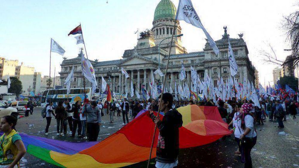 El kirchnerismo impulsa otorgar un subsidio mensual de 8000 pesos a travestis mayores de 40 a�os