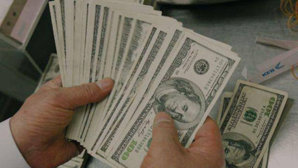 Microdevaluaci�n: el d�lar oficial subi� casi medio centavo y el blue sigue en baja