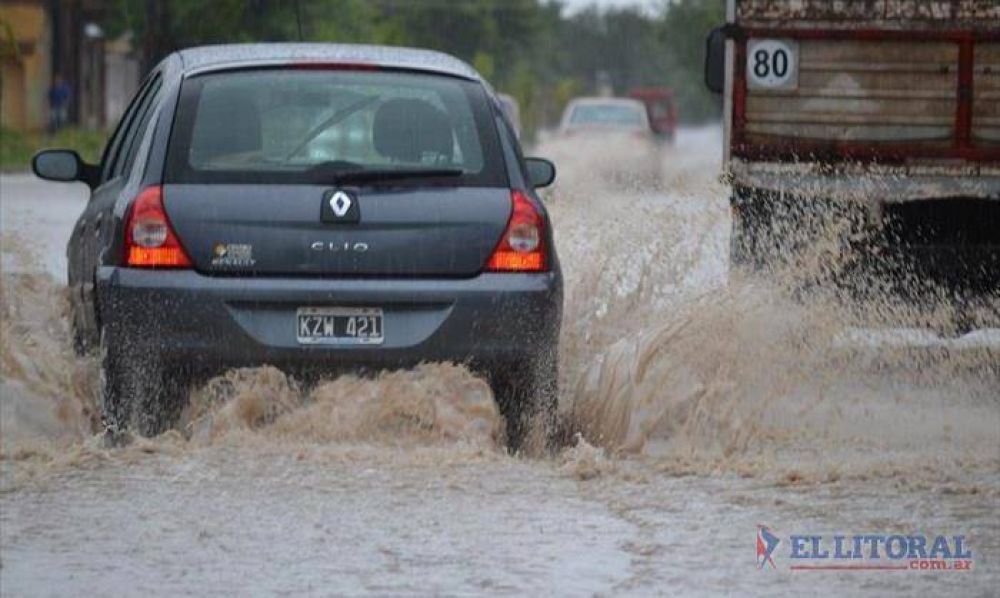 Llovi� m�s de 60 mil�metros y dej� a varios barrios con cortes de luz y calles anegadas