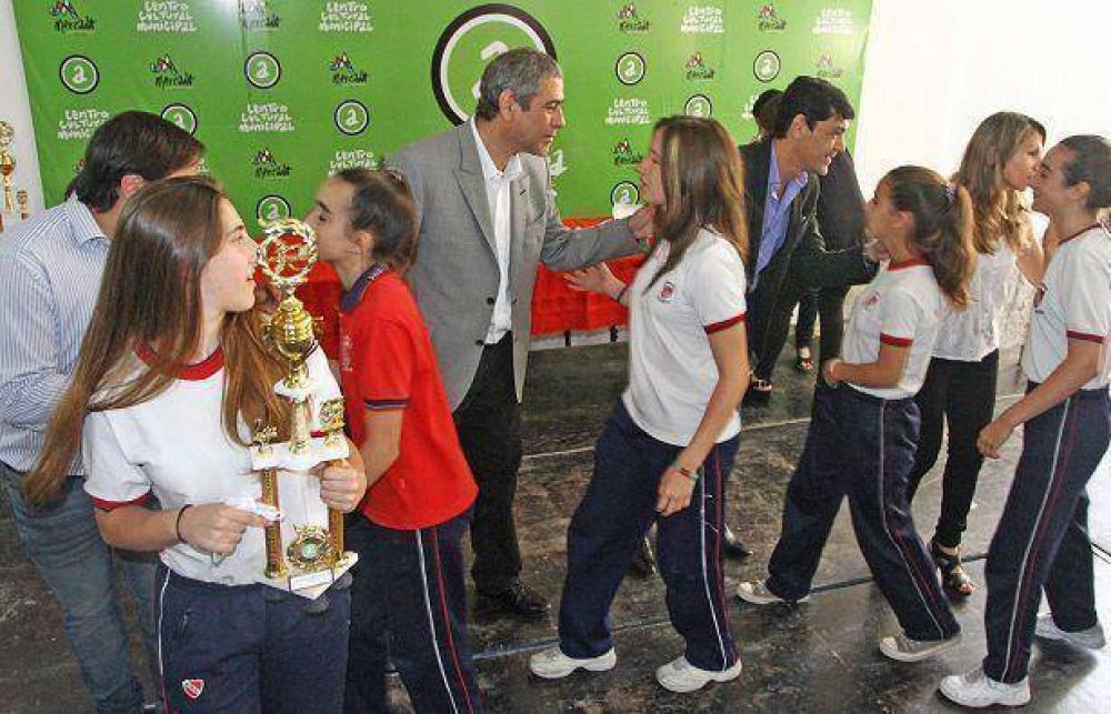 Avellaneda: se entregaron trofeos de los Torneos Deportivos Distritales