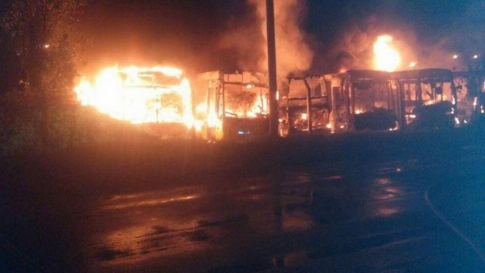 Investigan incendio de 8 colectivos de la firma Autobuses Santa Fe
