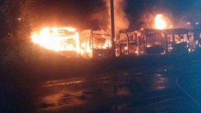 Investigan incendio de 8 colectivos de la firma Autobuses Santa Fe