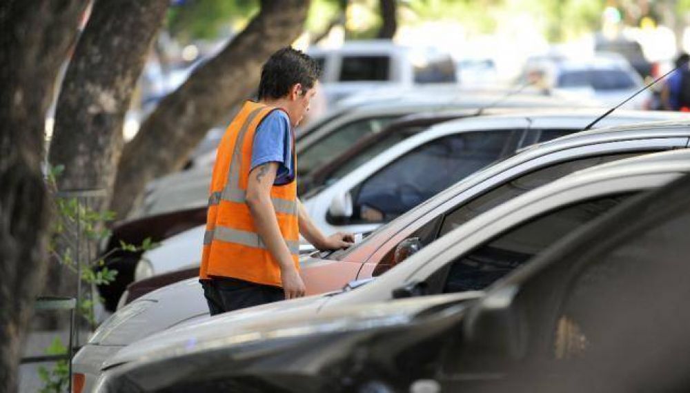 Estacionar en el Centro: autos, $ 6; y motos, $ 3