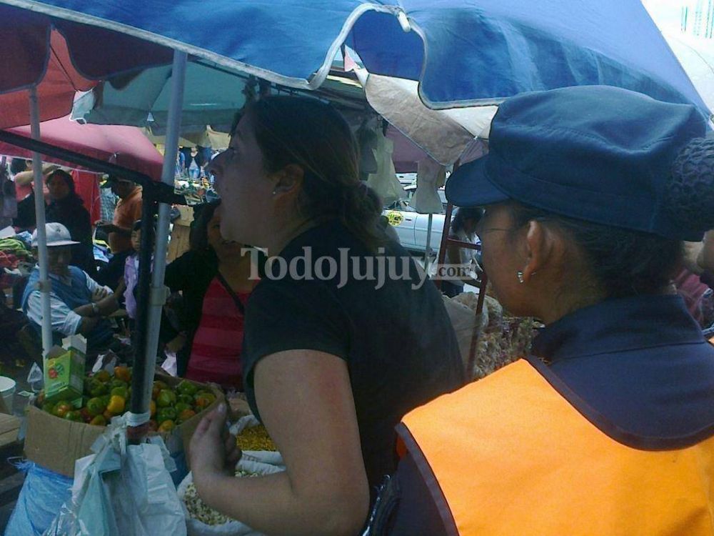 Enfrentamiento por cobro ilegal a vendedores