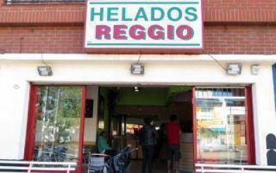 Locura en Mar del Plata: Discuti� en una helader�a y bale� a un nene