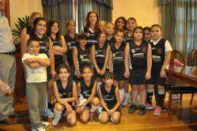La escuela de hockey de Ol�mpico fue recibida por la Gobernadora
