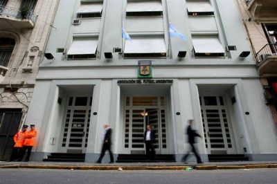 La AFA aprob� el torneo anual de 30 equipos, pero no hubo unanimidad
