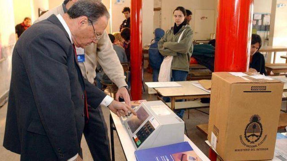 Para un diario porte�o Urtubey y Romero van �cabeza a cabeza� 