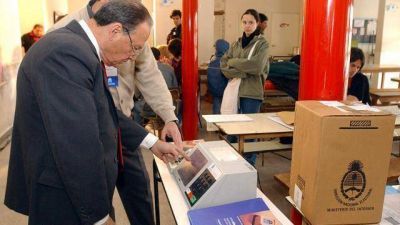 Para un diario porte�o Urtubey y Romero van �cabeza a cabeza� 