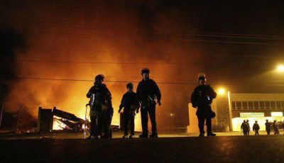 Contin�an las protestas tras la pol�mica absoluci�n del polic�a