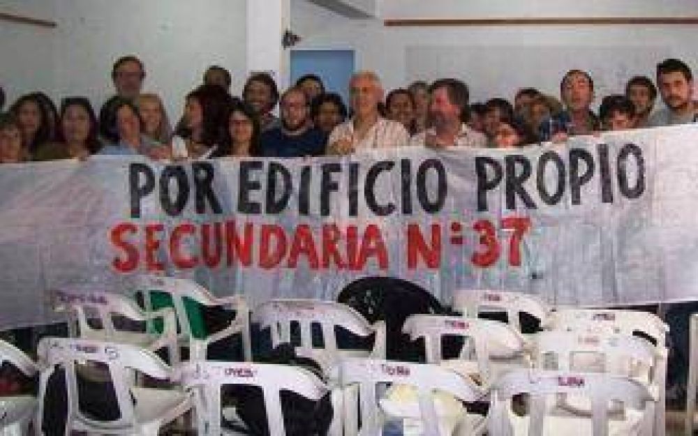 Reclaman la construcci�n de una escuela secundaria en Arana