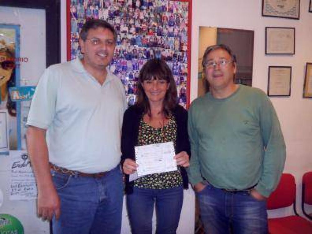 ABARCA Y LENZI ENTREGARON SUBSIDIO POR 15.000 PESOS A LA ESCUELA T�CNICA