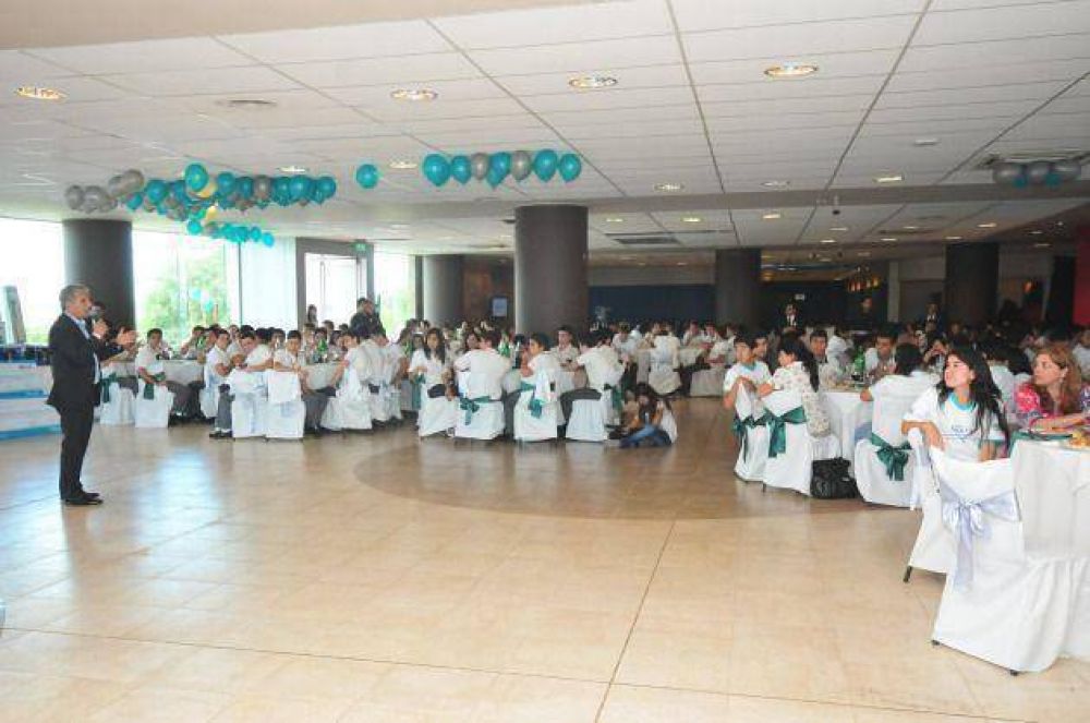 Poggi entreg� los premios a los 300 chicos ganadores del plan A Toda Pila