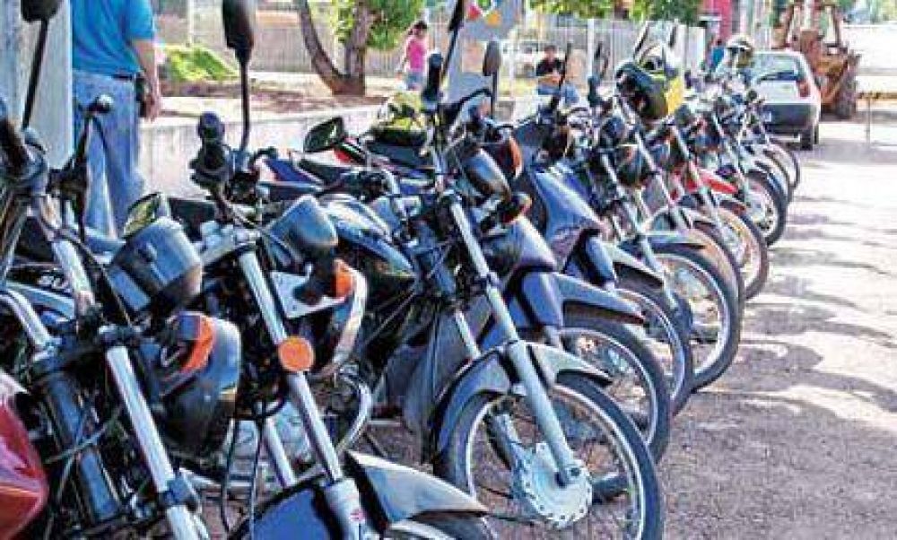 Realizan un relevamiento sobre la cantidad de motocicletas que estacionan en el microcentro
