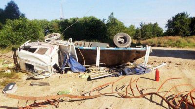 Cay� un cami�n del puente Z�rate-Brazo Largo: dos muertos