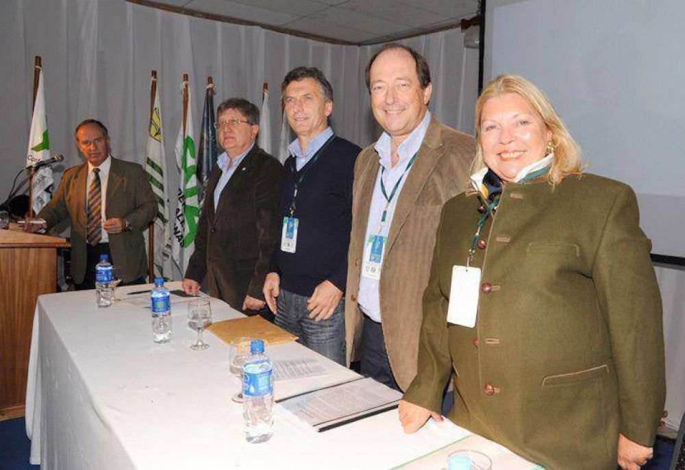 Carri� coquetea con el PRO de Macri mientras sus 