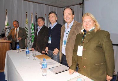 Carri� coquetea con el PRO de Macri mientras sus 
