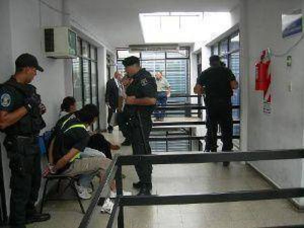 Ordenan detener a una madre por 
