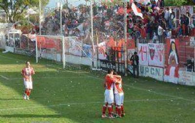 Aconquija ganaba 2-0 y termin� goleado 5-2 por Atl. Paran�