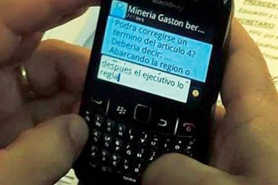 Diputado recibi� por chat un pedido de una minera en plena sesi�n legislativa