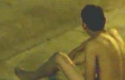 Vecinos atrapan a presuntos delincuentes y los obligan a desnudarse hasta que llegue la polic�a
