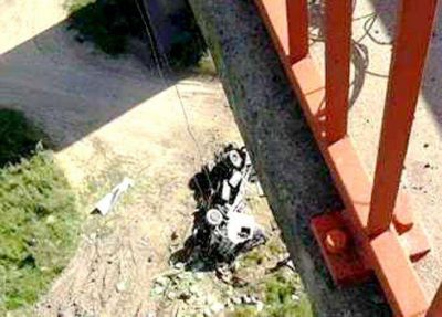 CAY� UN CAMI�N DESDE EL PUENTE DE Z�RATE, MURIERON SUS OCUPANTES