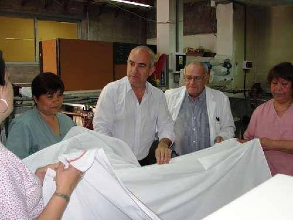 Echeverr�a present� nuevo equipamiento en el Hospital