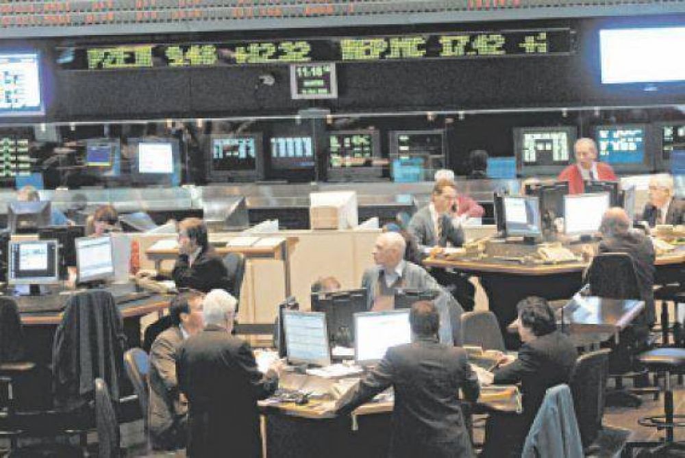 El d�lar ilegal perdi� casi $ 1 en el mes