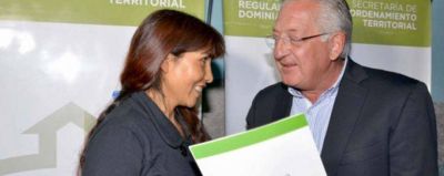FELLNER ENTREG� ESCRITURAS A FAMILIAS DE ALTO COMEDERO