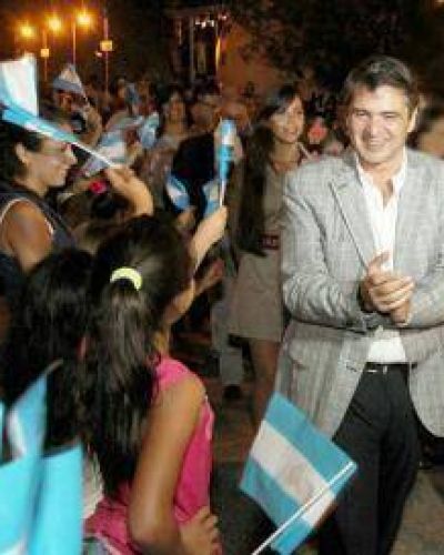 Racedo Arag�n camina Yerba Buena: es el oficialista con mejor imagen