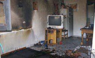 Las llamas de un incendio consumieron una vivienda de Taco Bajada 