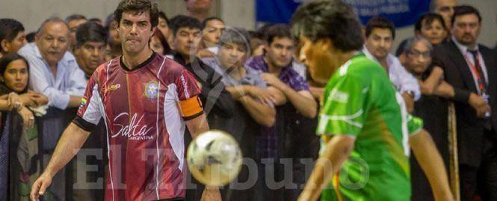 �El Gobernador no puede ni armar un equipo de f�tbol cinco�