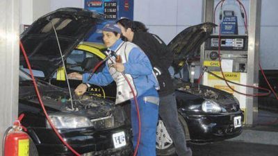 Taxistas y remiseros piden que se les cobre un tributo a los empresarios del GNC