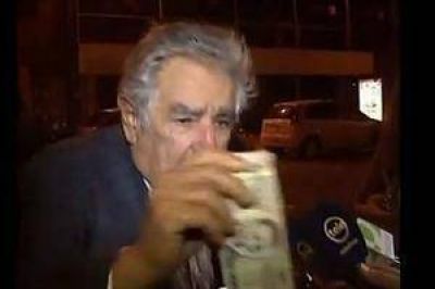 Jos� Mujica le dio plata a un mendigo, que le pidi� que 
