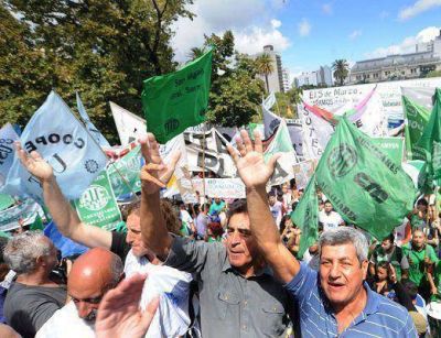 Con fuerte acatamiento, empleados de ATE contin�an con la medida de fuerza