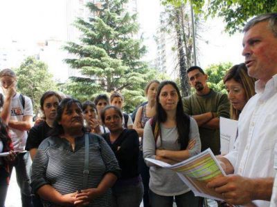 Inundados marcharon al Instituto de la Vivienda para exigir la entrega de materiales acordados