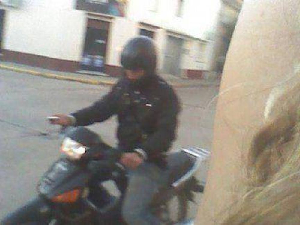 Una joven fotografi al motochorro que iba a asaltarla y logr su detencin