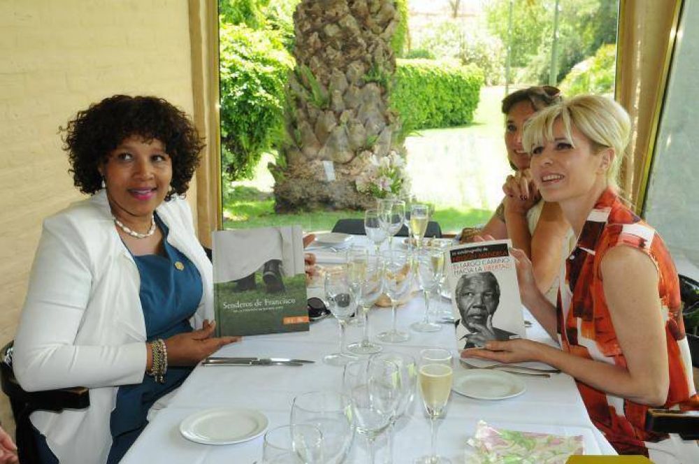 Karina Rabolini y la hija de Nelson Mandela por la paz y la educacin