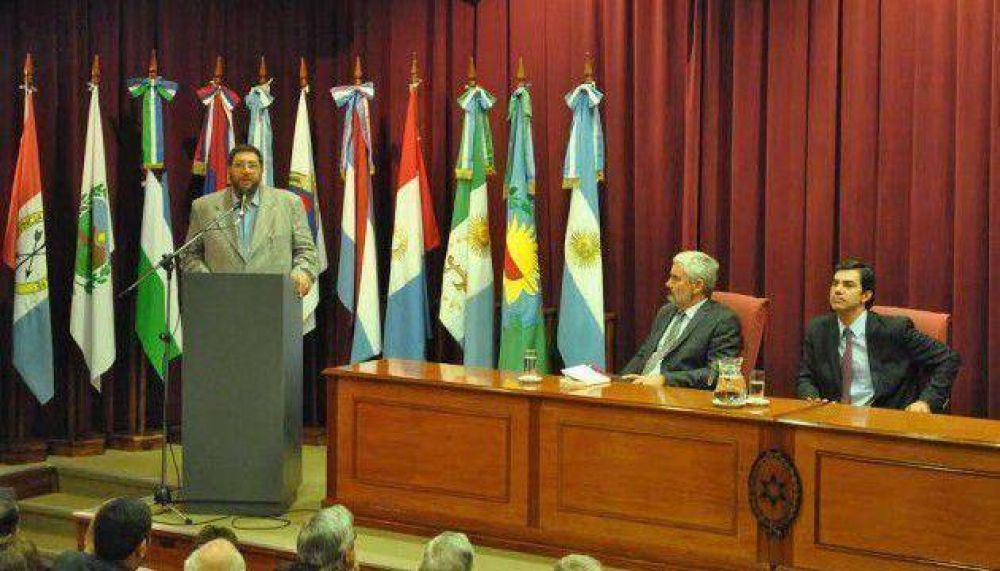 Olmos junto a Urtubey, en el Foro de Consejos de la Magistratura