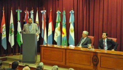 Olmos junto a Urtubey, en el Foro de Consejos de la Magistratura