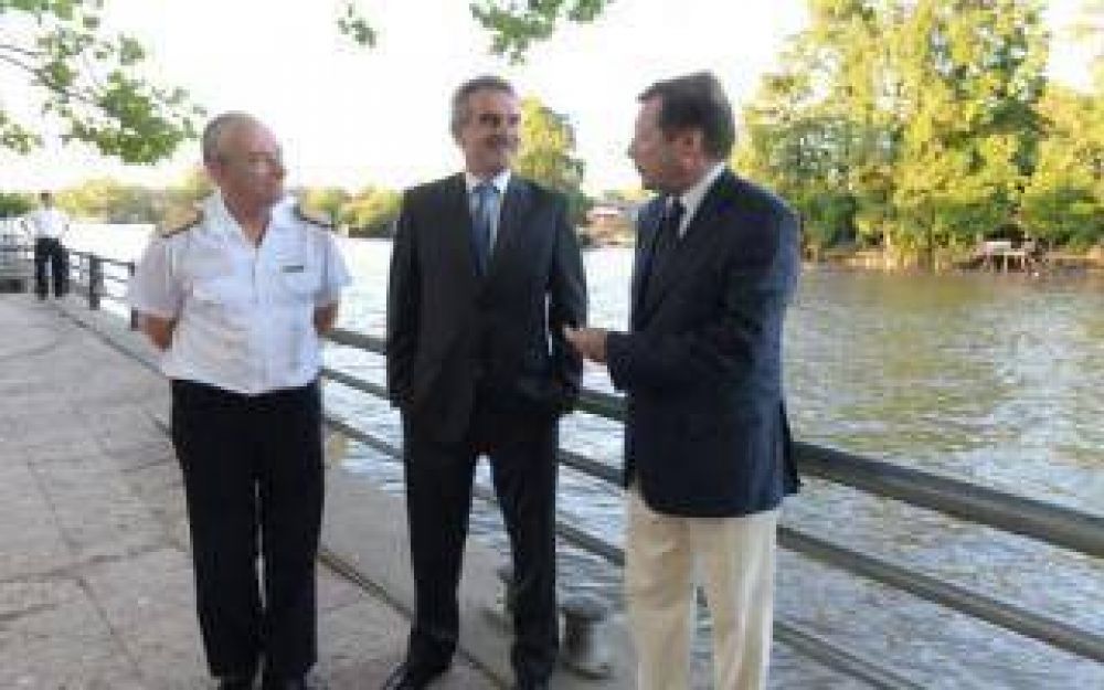 Rossi entreg� equipamiento al Museo Naval de Tigre