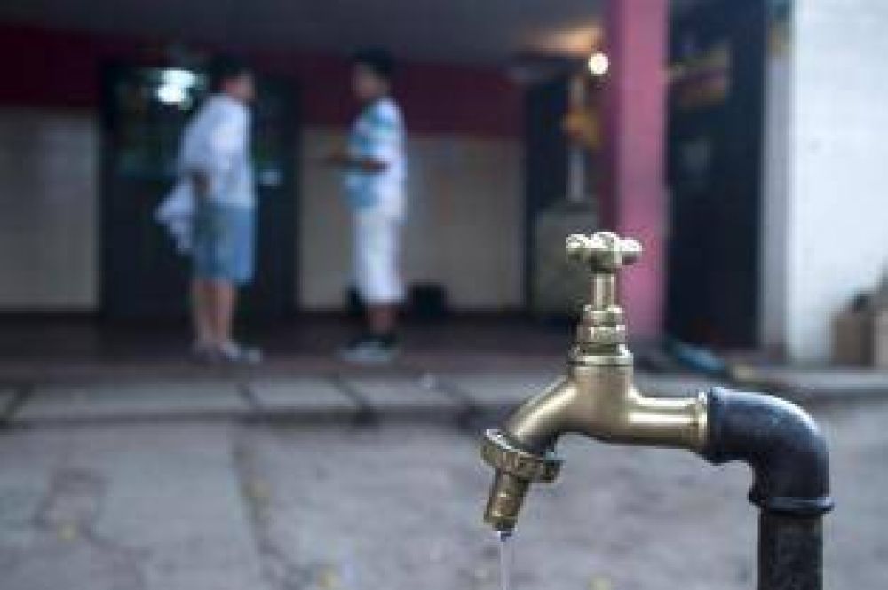 En 10 escuelas mitigan la falta de agua con tanques de reserva