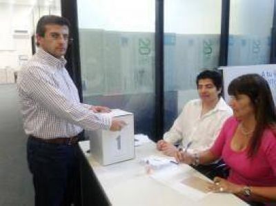 El 99,4% de los bancarios les renov� el respaldo a Cisneros y a Bourl�