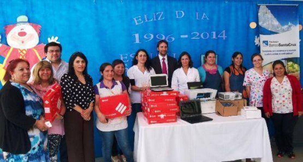 Fundaci�n Banco Santa Cruz entreg� un Aula Digital M�vil a una escuela de Caleta Olivia