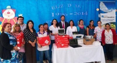 Fundaci�n Banco Santa Cruz entreg� un Aula Digital M�vil a una escuela de Caleta Olivia