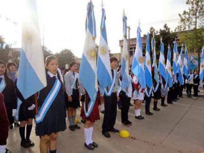 El Gobierno de Mendoza dio marcha atr�s y los repetidores no podr�n ser abanderados en la escuela primaria