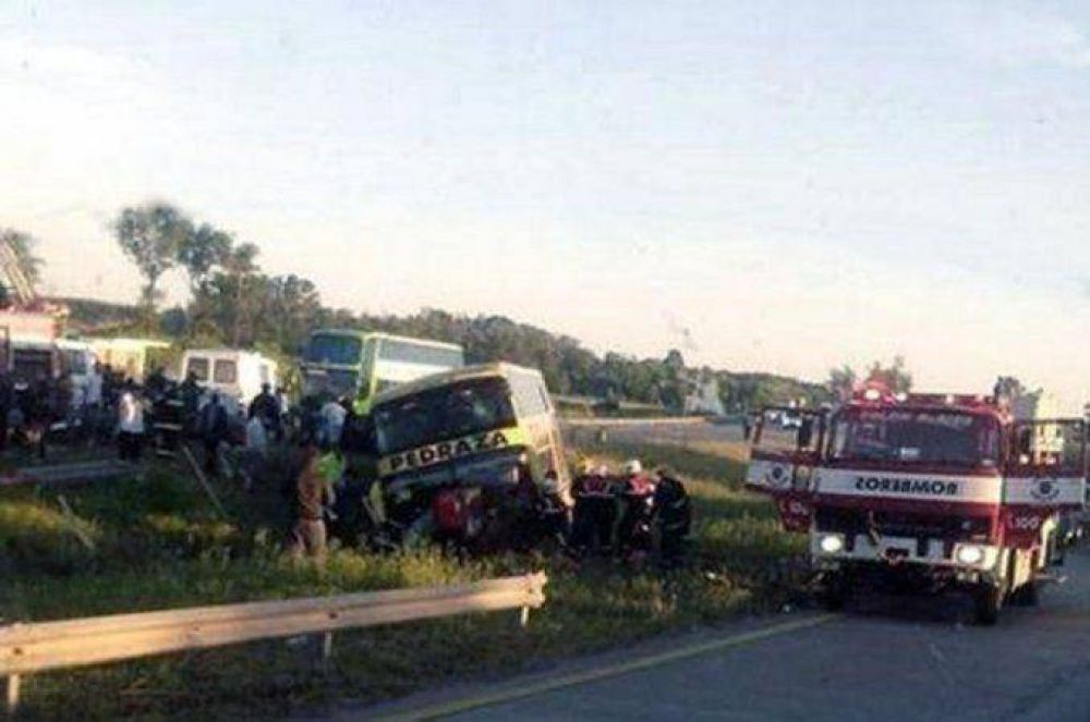 Un muerto y 17 heridos por el vuelco de un micro en Entre R�os