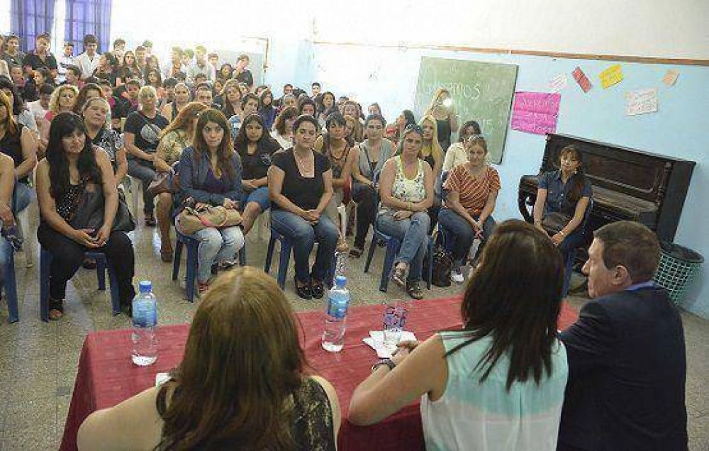EL INTENDENTE DAR�O D�AZ P�REZ HIZO ENTREGA DE UN SUBSIDIO A LA ESCUELA SECUNDARIA N�1